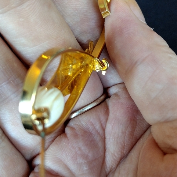 Floral Gold and White Brooch - Picture 9 of 9